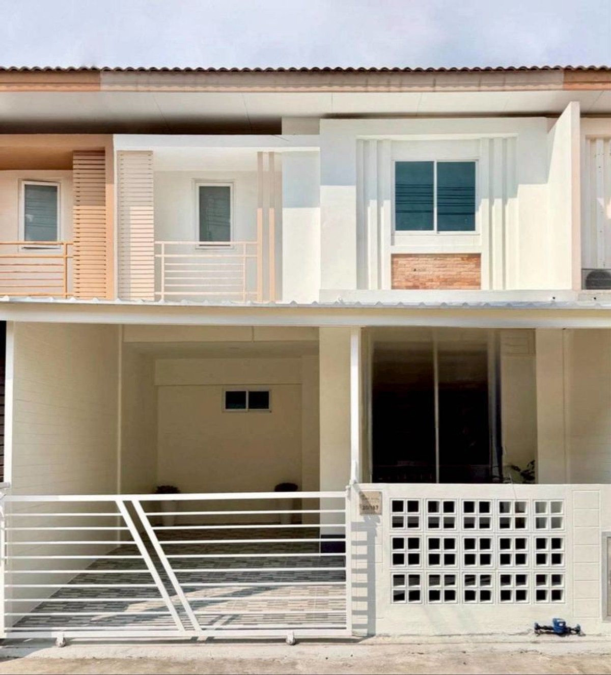 ขายทาวน์โฮมพระราม 2 บางขุนเทียน : ทาวน์โฮมทำเลทอง! ไอลีฟทาวน์ พระราม 2 กม.14 พร้อมเข้าอยู่