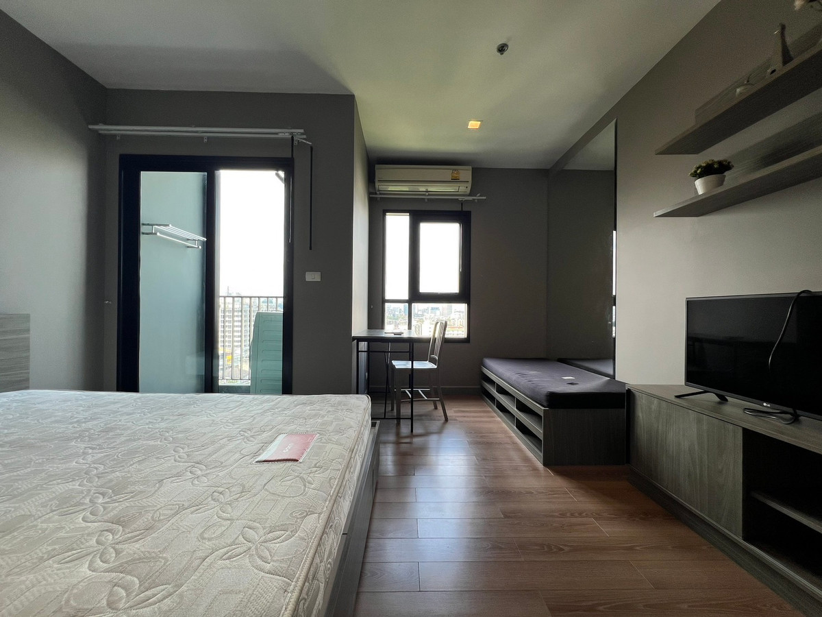 For SaleCondoLadprao, Central Ladprao : ⚡️Cheapest in the building⚡️Chapter one midtown ladprao 24 ⚡️Studio 24 Sqm🔥2.45 Mb, next to Mrt ladprao 0 meters, luxury project, great central area, if interested, contact Putter 0928895628