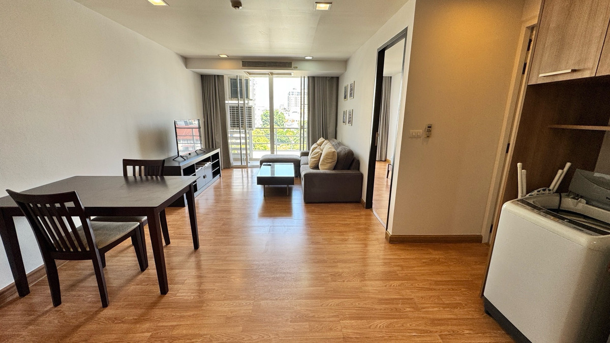 For RentCondoSukhumvit, Asoke, Thonglor : Alcove49: Low Rise condo has a bathtub.