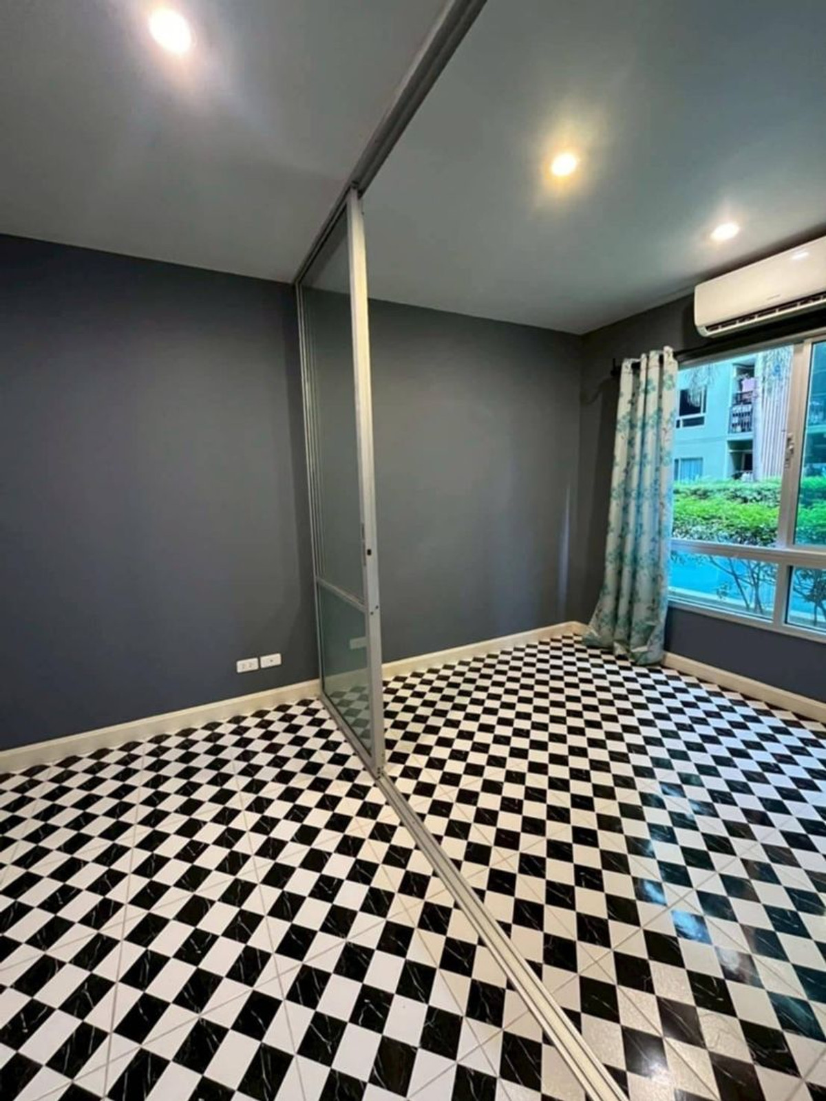 For SaleCondoLadkrabang, Suwannaphum Airport : (Code SM1598) Condo for sale V condo ladkrabang V Condo Ladkrabang near Airport link Ladkrabang Station.