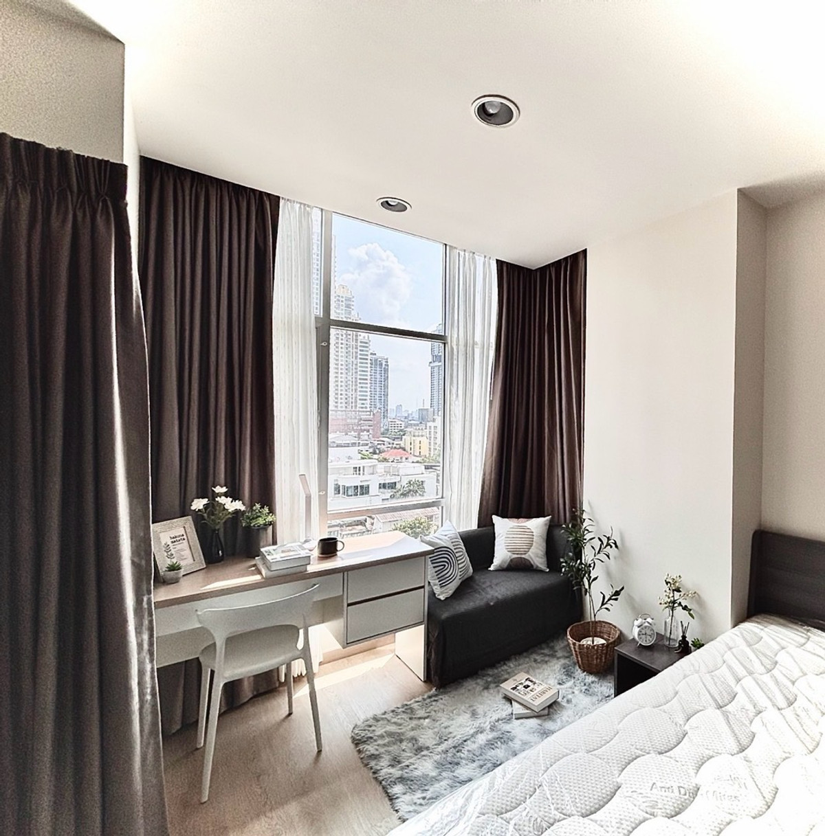 For SaleCondoSathorn, Narathiwat : 📢👇 Rare 1-Bedroom Unit in the Heart of Sathorn , modern design, functional layout, and located in one of Sathorn’s most sought-after neighborhoods. Ideal for urban living or investment with strong rental demand.