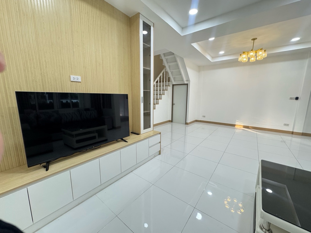 ให้เช่าทาวน์โฮมรัชดา ห้วยขวาง : 🌈ทาวเฮ้าส์2ชั้น รัชดา18 ห้วยขวาง บ้านใหม่ เฟอร์นิเจอร์ครบครัน เพิ่งรีโนเวทเสร็จ  ใกล้พระราม9 เหม่งจ๋าย ลาดพร้าว สุธิสาร5ห้องนอน 2ห้องน้ำ  ☀️