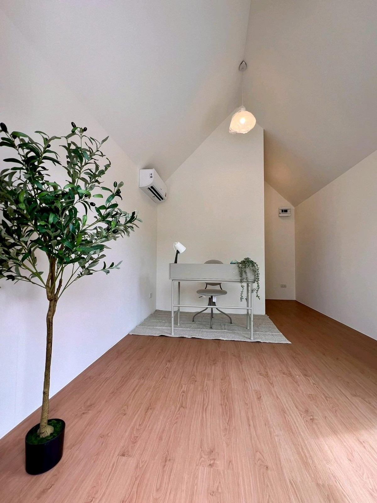 For SaleHouseNawamin, Ramindra : 2-story detached house, KC Garden Home Village, Nimitmai 40, Suvarnabhumi Airport. Minburi BTS Station 2 lines, Sarasart Nimitmai School Fashion Island Department Store, Promenade, Amorini Lotus, Makro, Big C, Minburi Provincial Court government office.