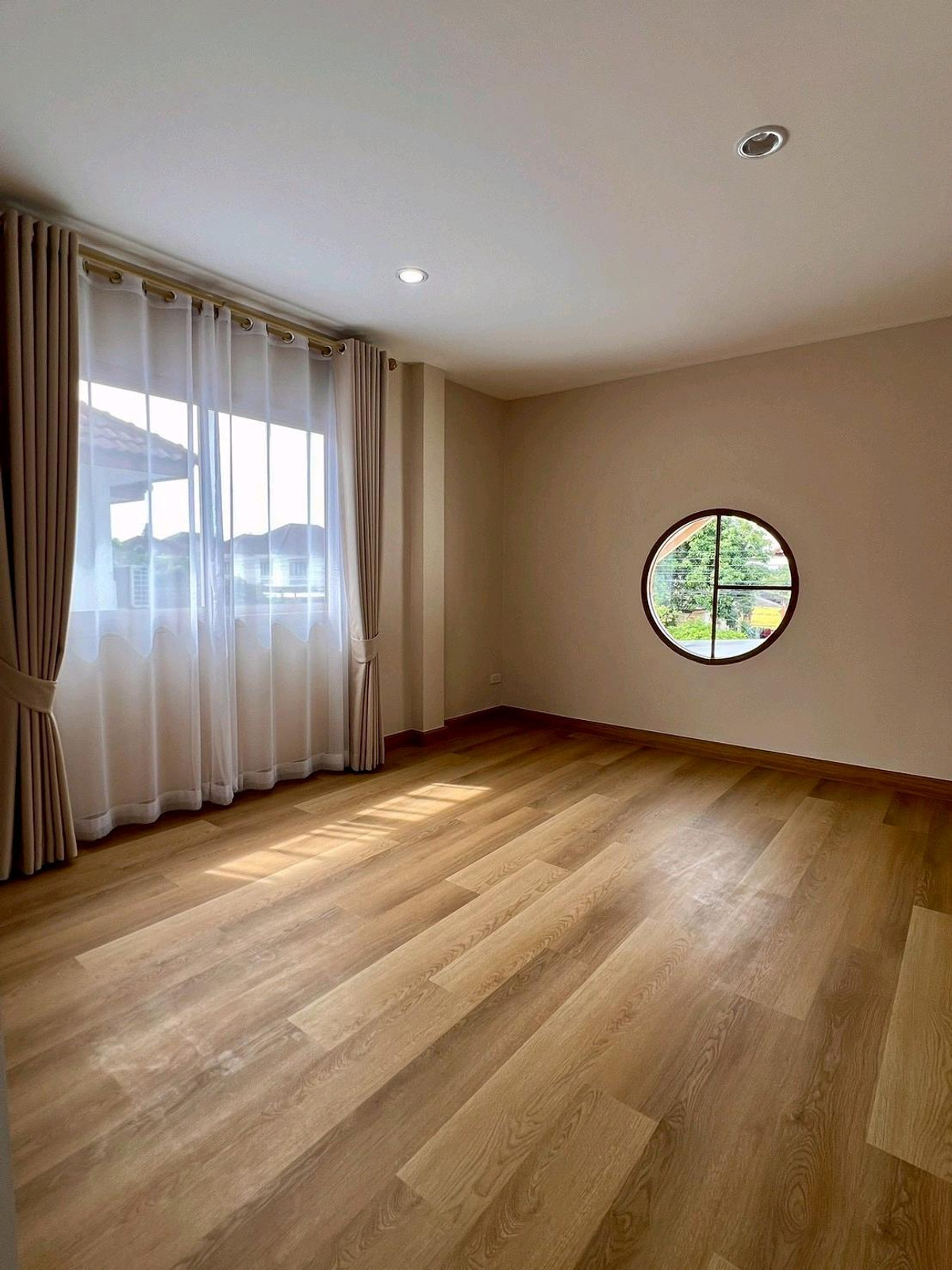 For SaleHouseNawamin, Ramindra : 2-story detached house, KC Garden Home Village, Nimitmai 40, Suvarnabhumi Airport. Minburi BTS Station 2 lines, Sarasart Nimitmai School Fashion Island Department Store, Promenade, Amorini Lotus, Makro, Big C, Minburi Provincial Court government office.