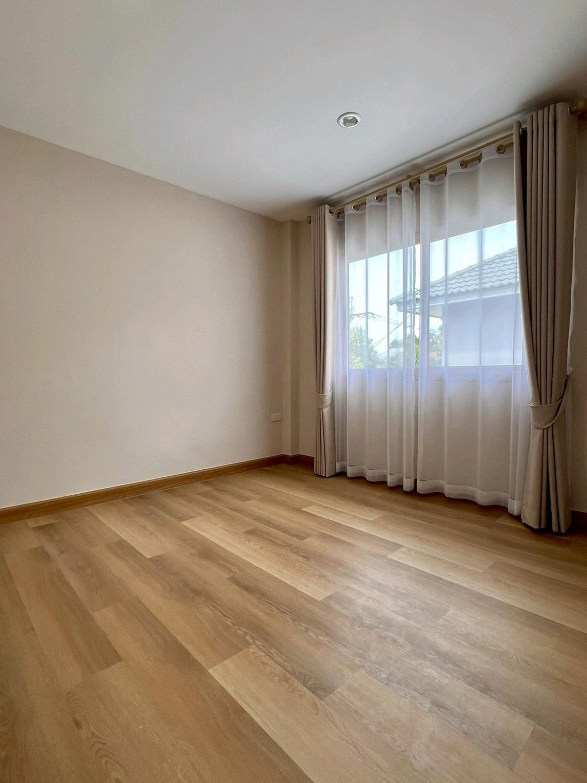 For SaleHouseNawamin, Ramindra : 2-story detached house, KC Garden Home Village, Nimitmai 40, Suvarnabhumi Airport. Minburi BTS Station 2 lines, Sarasart Nimitmai School Fashion Island Department Store, Promenade, Amorini Lotus, Makro, Big C, Minburi Provincial Court government office.