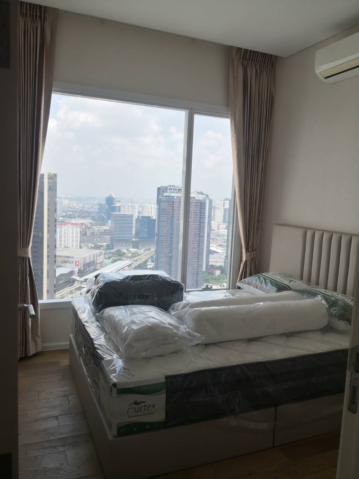 For RentCondoLadprao, Central Ladprao : For rent – ​​The Saint Residences  ---- Brand new room , never rent before , on decoration-----  *** ready to move february ***