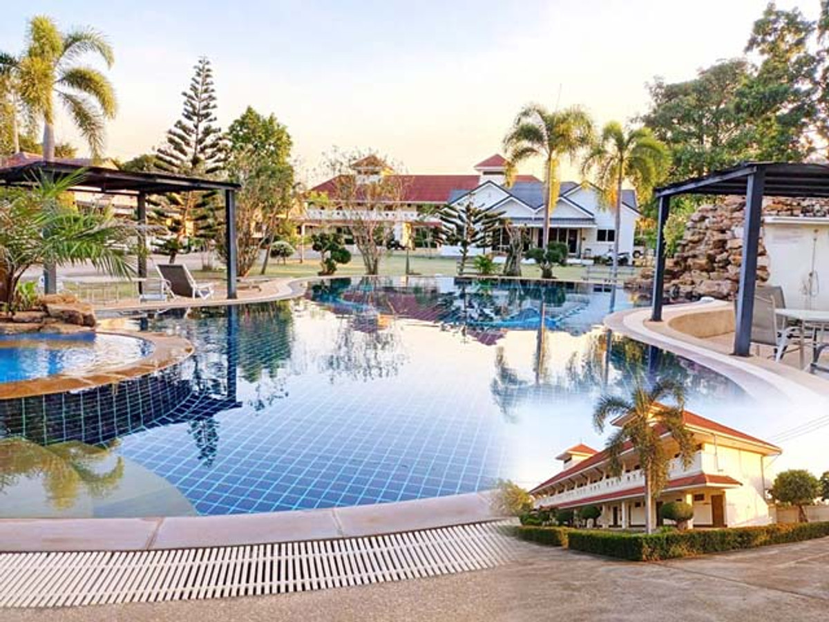 For RentHotel&Apartment BusinessPattaya, Bangsaen, Chonburi : Soi Phonprapanimit 3305sqm. Siam Country Club 4.5km. swimming pool Villa 40-room Rent at a loss of 5