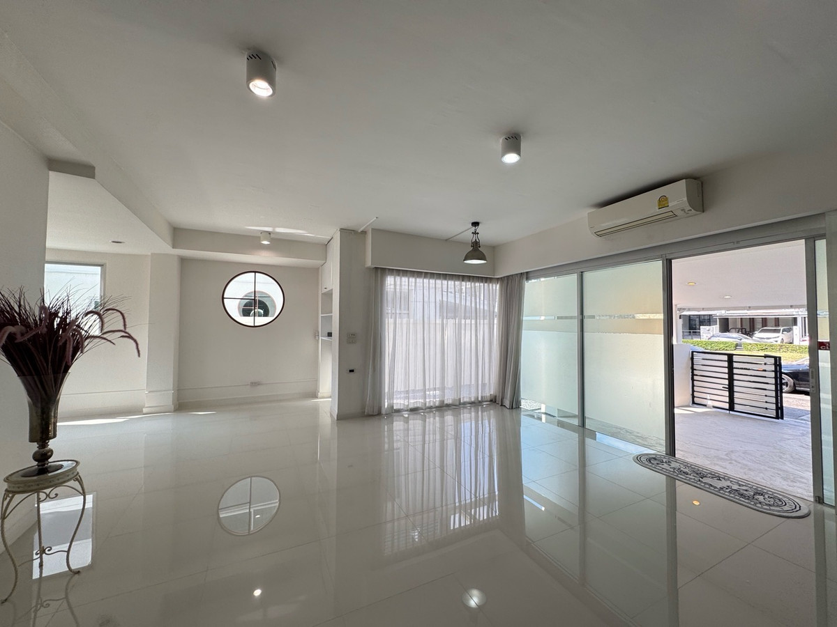 For RentTownhomeRatchadapisek, Huaikwang, Suttisan : 💙Home office B Square, B Square Rama 9, Mengjai ✨550sq.m. House just renovated, Soi Saha Autumn, Lao Embassy, ​​can register a company🌟
