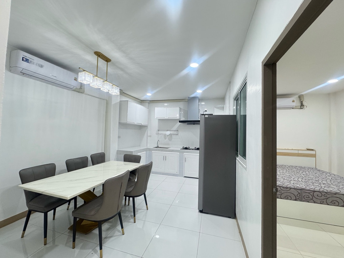 ให้เช่าทาวน์โฮมรัชดา ห้วยขวาง : 🌈ทาวเฮ้าส์2ชั้น รัชดา18 ห้วยขวาง บ้านใหม่ เฟอร์นิเจอร์ครบครัน เพิ่งรีโนเวทเสร็จ  ใกล้พระราม9 เหม่งจ๋าย ลาดพร้าว สุธิสาร5ห้องนอน 2ห้องน้ำ  ☀️