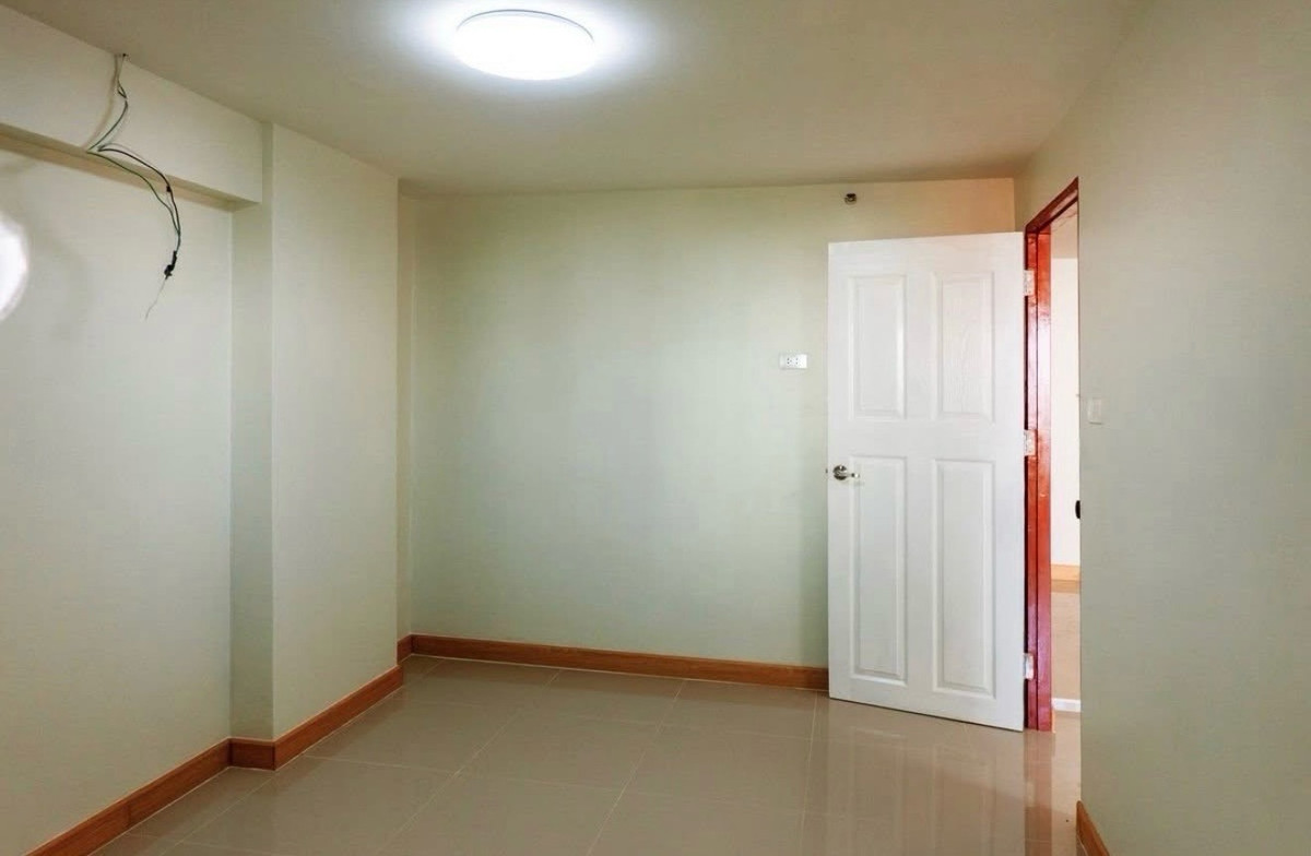 For SaleCondoVipawadee, Don Mueang, Lak Si : Condo for urgent sale, The Royal Vibhavadi 48, open view.