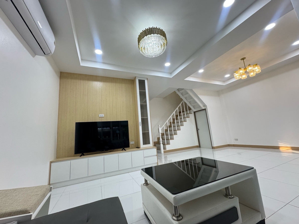 ให้เช่าทาวน์โฮมรัชดา ห้วยขวาง : 🌈ทาวเฮ้าส์2ชั้น รัชดา18 ห้วยขวาง บ้านใหม่ เฟอร์นิเจอร์ครบครัน เพิ่งรีโนเวทเสร็จ  ใกล้พระราม9 เหม่งจ๋าย ลาดพร้าว สุธิสาร5ห้องนอน 2ห้องน้ำ  ☀️