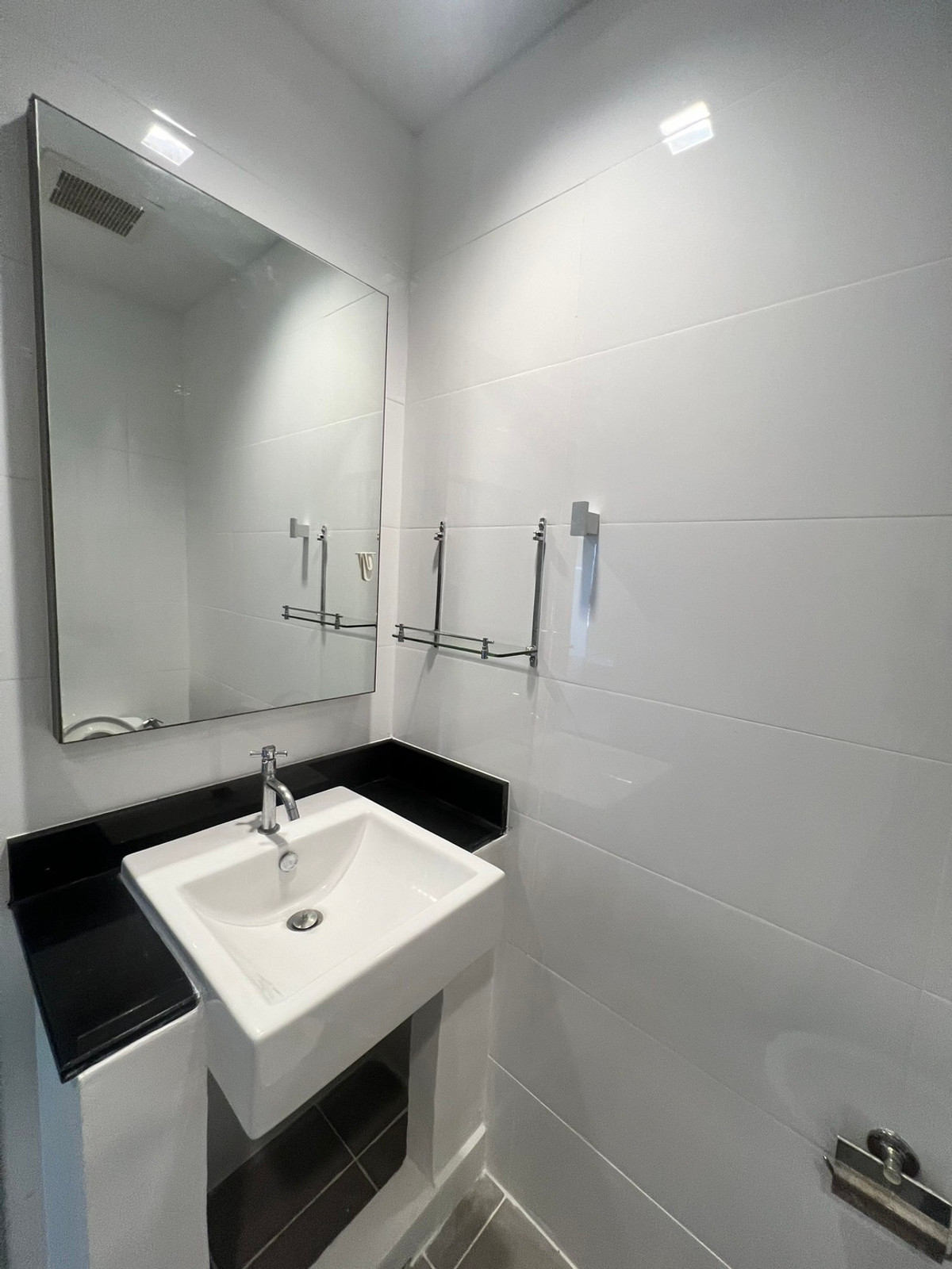 For SaleCondoLadprao, Central Ladprao : ⚡️Cheapest in the building⚡️Chapter one midtown ladprao 24 ⚡️Studio 24 Sqm🔥2.45 Mb, next to Mrt ladprao 0 meters, luxury project, great central area, if interested, contact Putter 0928895628