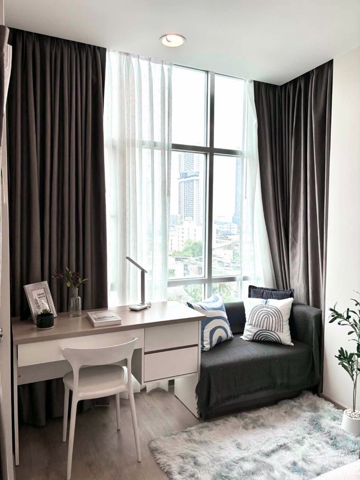 For SaleCondoSathorn, Narathiwat : 📢👇 Rare 1-Bedroom Unit in the Heart of Sathorn , modern design, functional layout, and located in one of Sathorn’s most sought-after neighborhoods. Ideal for urban living or investment with strong rental demand.