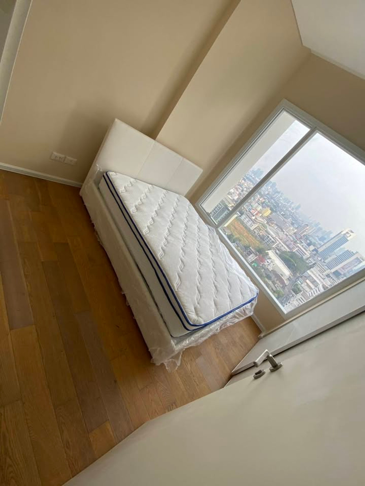 ให้เช่าคอนโดลาดพร้าว เซ็นทรัลลาดพร้าว : For rent – ​​The Saint Residences  ---- Brand new room , never rent before , on decoration-----*** ready to move february ***