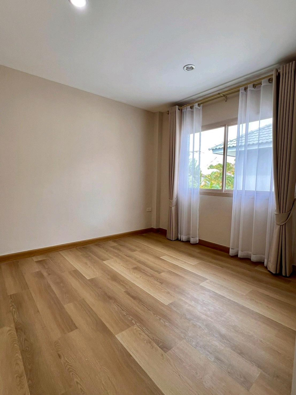 For SaleHouseNawamin, Ramindra : 2-story detached house, KC Garden Home Village, Nimitmai 40, Suvarnabhumi Airport. Minburi BTS Station 2 lines, Sarasart Nimitmai School Fashion Island Department Store, Promenade, Amorini Lotus, Makro, Big C, Minburi Provincial Court government office.