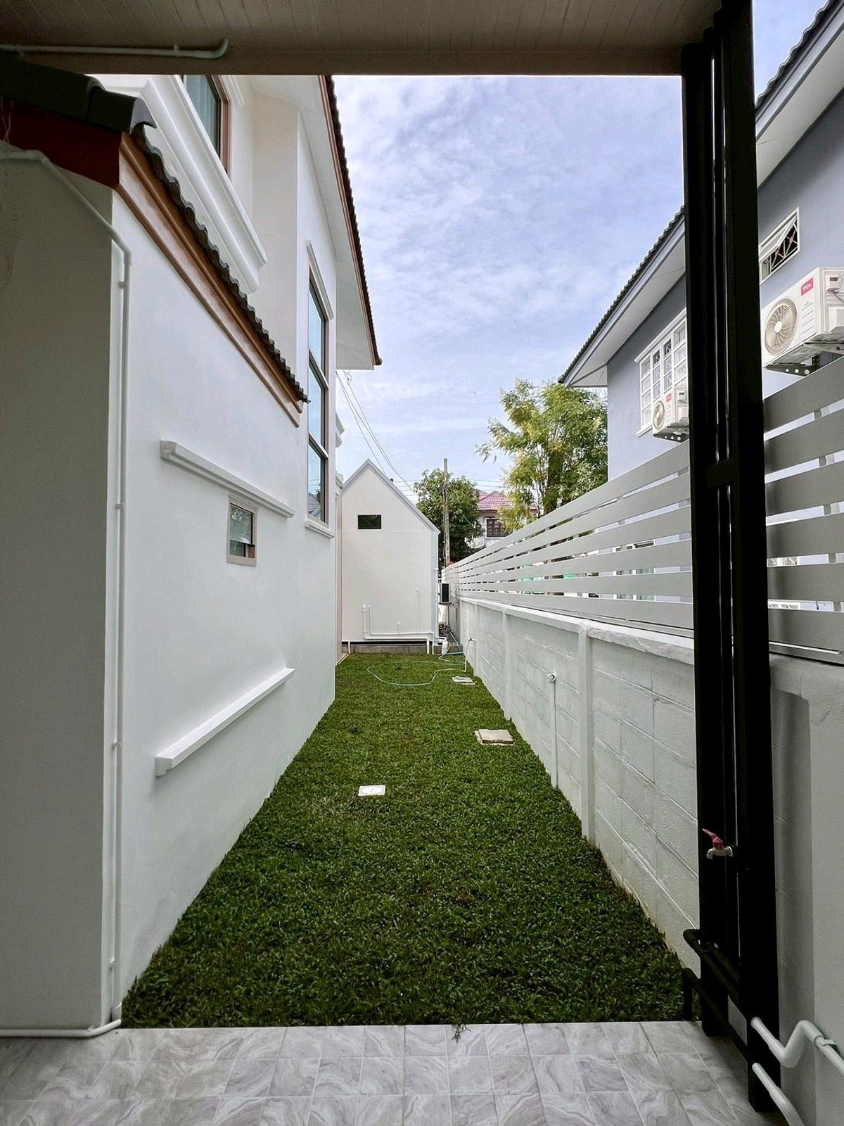 For SaleHouseNawamin, Ramindra : 2-story detached house, KC Garden Home Village, Nimitmai 40, Suvarnabhumi Airport. Minburi BTS Station 2 lines, Sarasart Nimitmai School Fashion Island Department Store, Promenade, Amorini Lotus, Makro, Big C, Minburi Provincial Court government office.