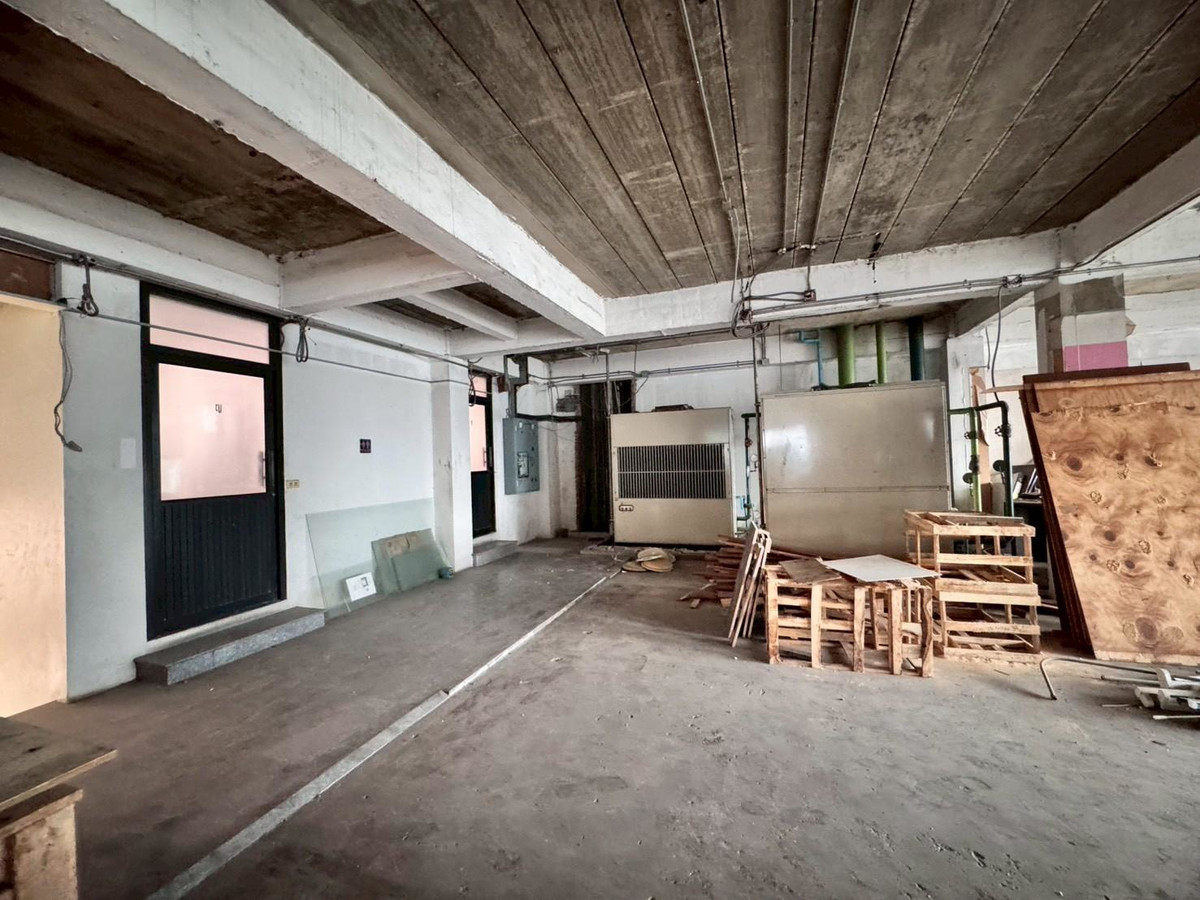 For RentOfficeRamkhamhaeng, Hua Mak : Office space for rent, 4th floor, beautiful open building, suitable for doing business. Next to Ramkhamhaeng Road (N.1922)