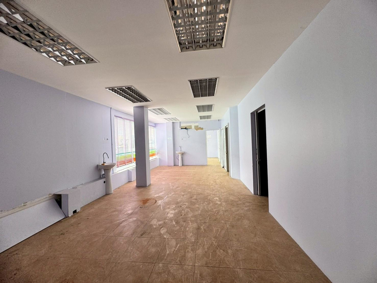 For RentOfficeRamkhamhaeng, Hua Mak : Office space for rent, 1st floor and mezzanine, beautiful open building, next to Ramkhamhaeng Road (N.1920)