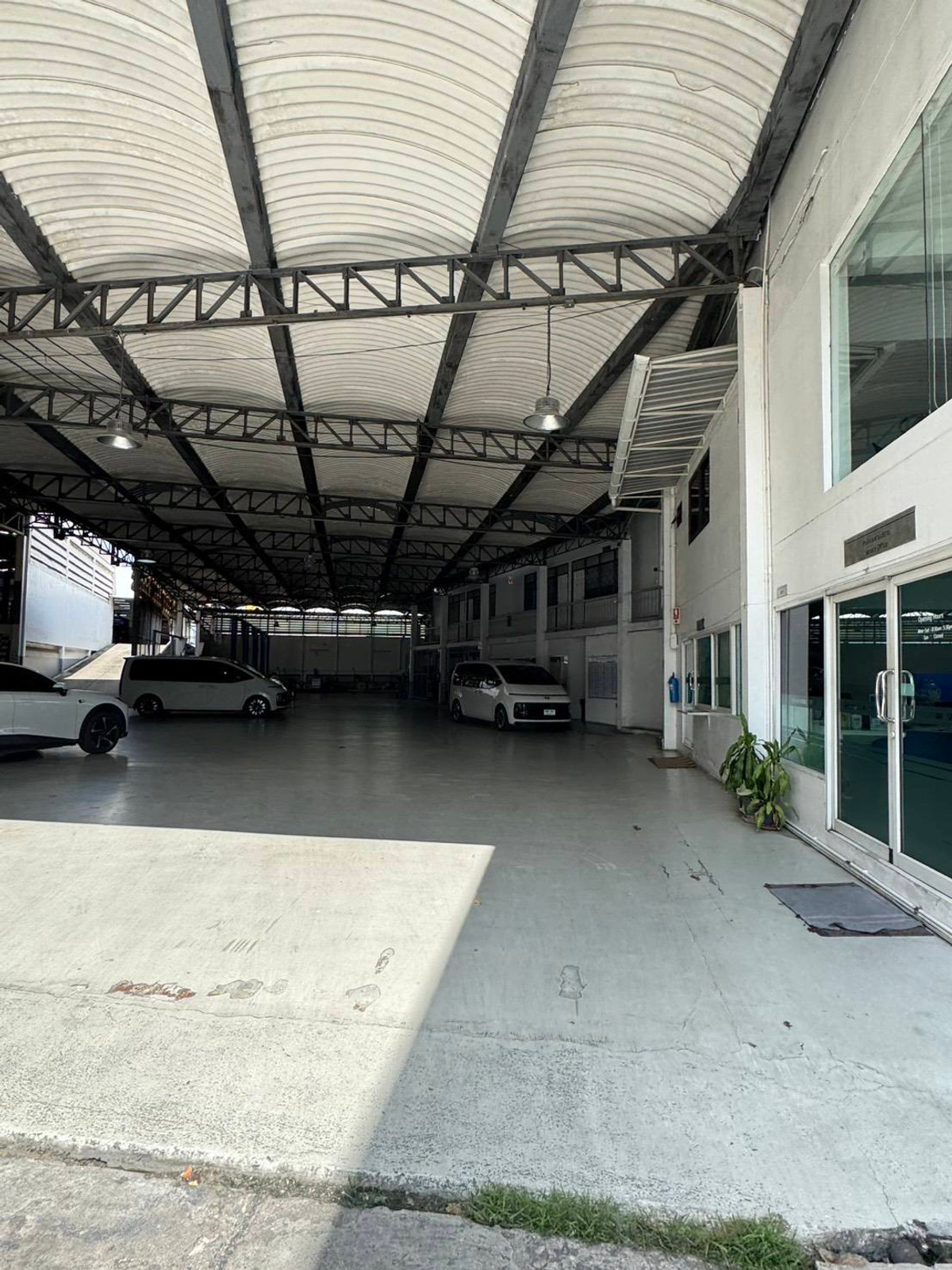 ให้เช่าโชว์รูมนวมินทร์ รามอินทรา : 🔥 ปล่อยเช่าพื้นที่โชว์รูมรถ ทำเลทอง รามอินทรา กม.4 ใกล้ BTS & Foodland! 🚗 โชว์รูมรถ!!!