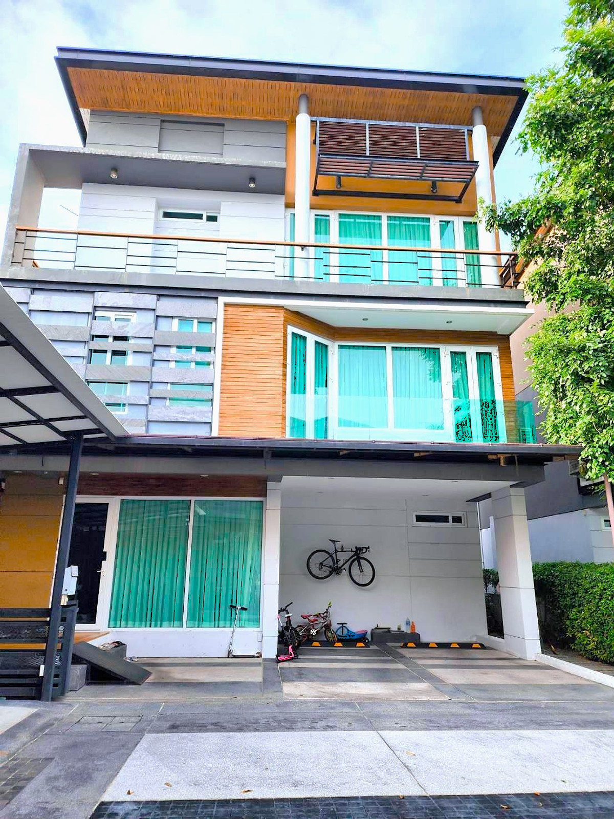 ให้เช่าบ้านลาดพร้าว เซ็นทรัลลาดพร้าว : H0786♛ให้เช่าบ้านเดี่ยว 5 ห้องนอน 出租独栋住宅，5 间卧室⚝เดอะ แกลเลอรี่ เฮ้าส์ แพทเทิร์น♜BTS ห้าแยกลาดพร้าว∞099-5919653,065-9423251▚Line@sureresidence