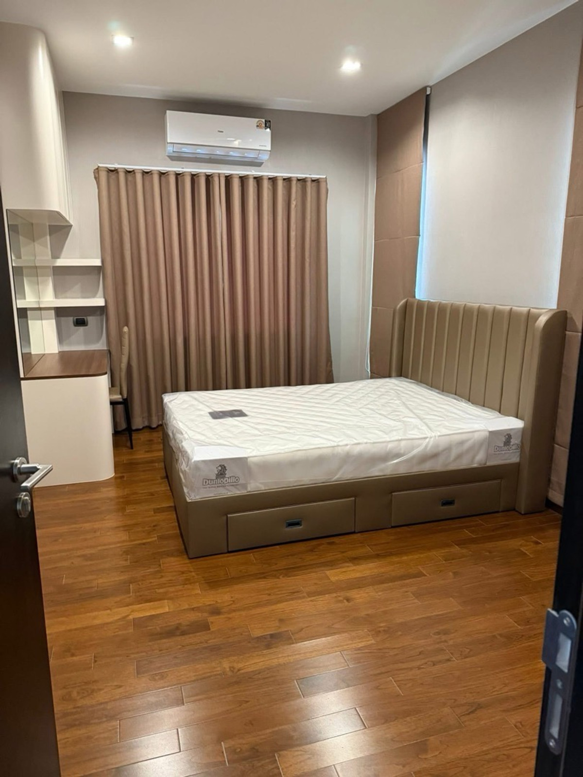 For RentHouseLadkrabang, Suwannaphum Airport : 📢👇Spacious Luxury Home for Rent . Easy access to Sukhumvit Road,expressways, and lifestyle hubs, surrounded by top international schools and community malls.