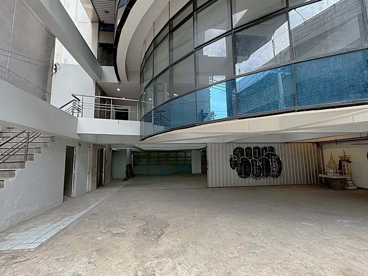 For RentShop HouseRama9, Petchburi, RCA : 🏢 A 7-storey building with a solid structure, located on Rama 9 Road 💥  Special Price 💥 ** NO CO-AGENT ** 