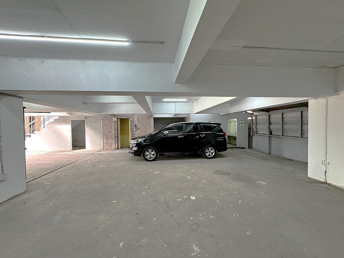 For RentShop HouseRama9, Petchburi, RCA : 🏢 A 7-storey building with a solid structure, located on Rama 9 Road 💥  Special Price 💥 ** NO CO-AGENT ** 