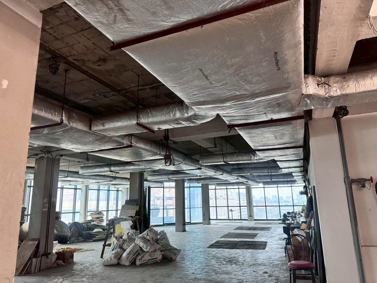 For RentOfficeRamkhamhaeng, Hua Mak : Office space for rent, 4th floor, beautiful open building, suitable for doing business. Next to Ramkhamhaeng Road (N.1922)