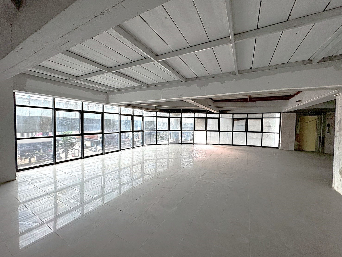 For RentShop HouseRama9, Petchburi, RCA : 🏢 A 7-storey building with a solid structure, located on Rama 9 Road 💥  Special Price 💥 ** NO CO-AGENT ** 