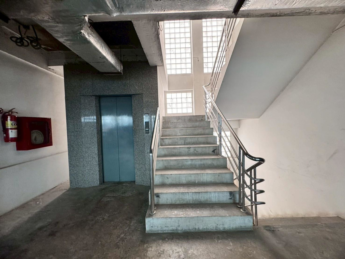 For RentOfficeRamkhamhaeng, Hua Mak : Office space for rent, 6th floor, beautiful open building, suitable for doing business. Next to Ramkhamhaeng Road (N.1924)