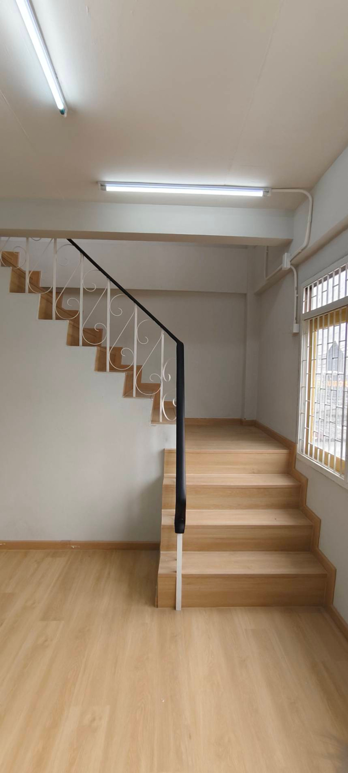 For RentOfficeBangna, Bearing, Lasalle : ✨Rent | Commercial building Bearing, 400 sqm, BTS Bearing, MRT Si Bearing Yellow Line, warehouse office, 3-phase electricity, epoxy flooring, e-commerce space, SME office, Bang Na area, BITEC nearby