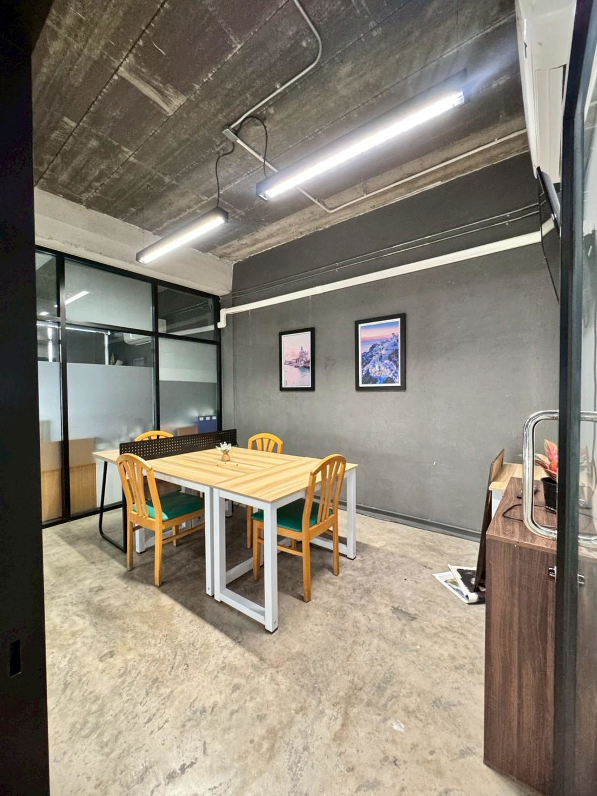 For RentOfficeRamkhamhaeng, Hua Mak : Office space for rent, 5th floor, beautiful open building, suitable for doing business. Next to Ramkhamhaeng Road (N.1923)