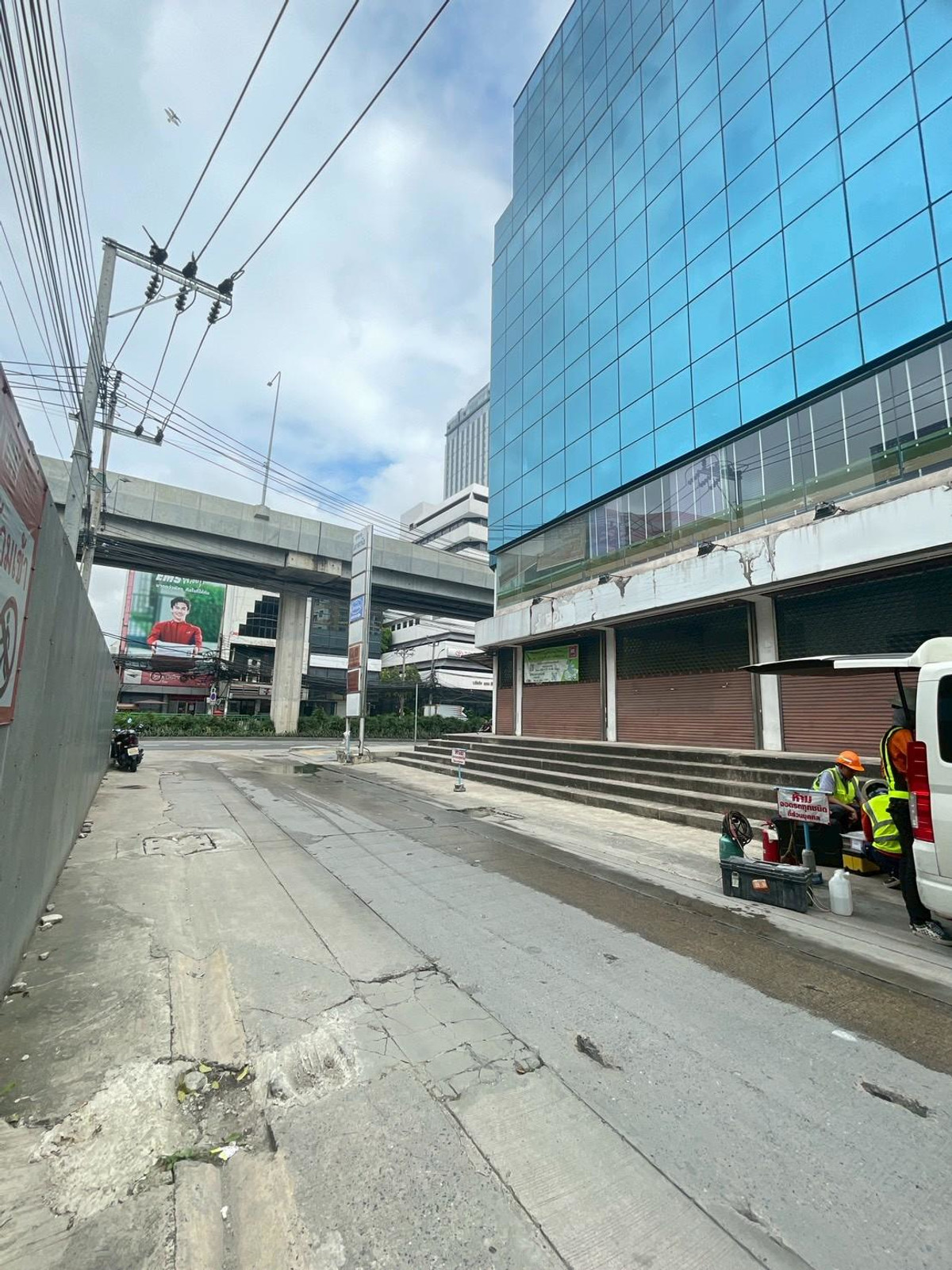 For RentOfficeRamkhamhaeng, Hua Mak : Office space for rent, 1st floor and mezzanine, beautiful open building, next to Ramkhamhaeng Road (N.1920)