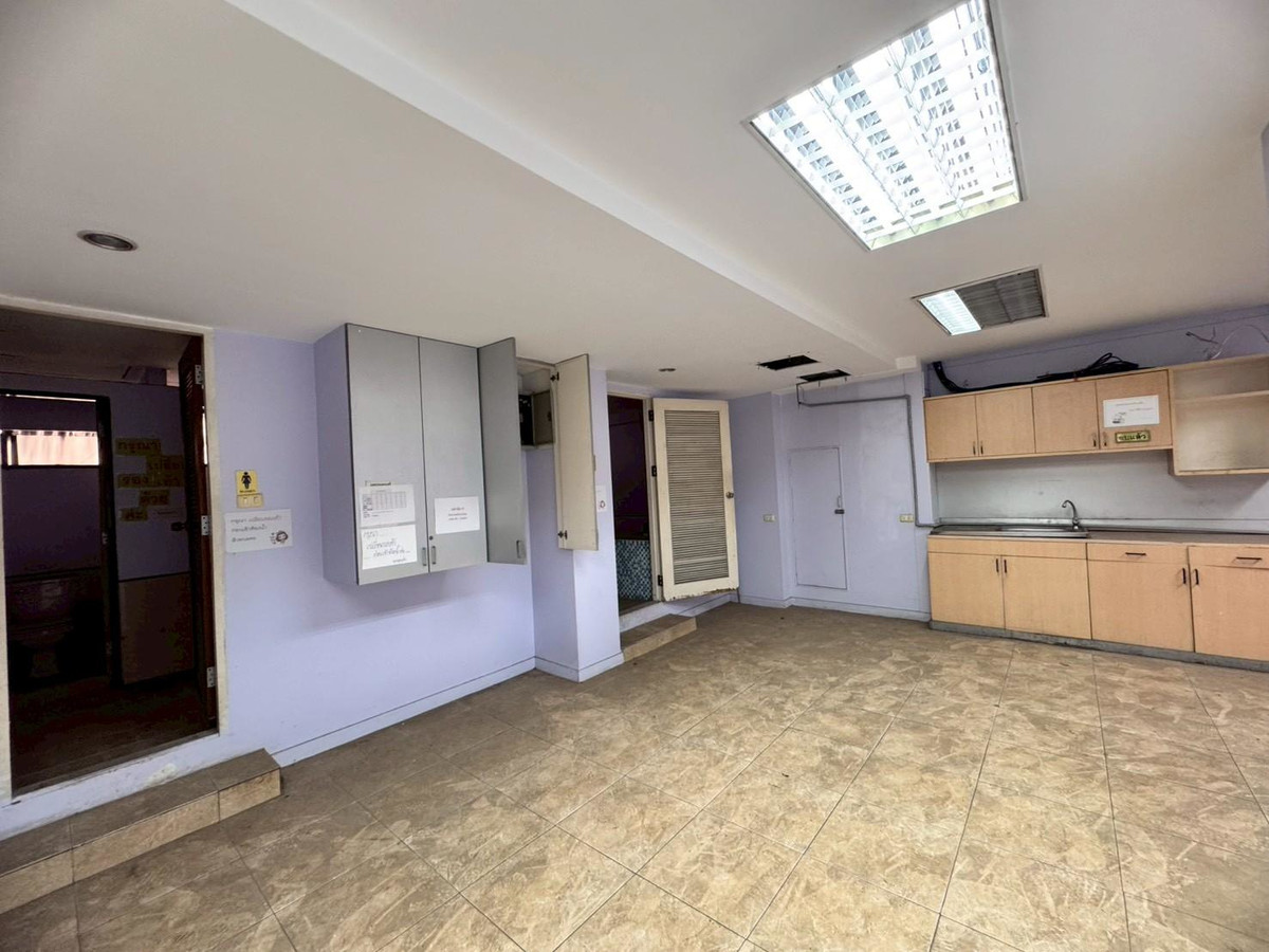 For RentOfficeRamkhamhaeng, Hua Mak : Office space for rent, 1st floor and mezzanine, beautiful open building, next to Ramkhamhaeng Road (N.1920)