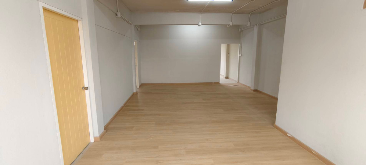 For RentOfficeBangna, Bearing, Lasalle : ✨Rent | Commercial building Bearing, 400 sqm, BTS Bearing, MRT Si Bearing Yellow Line, warehouse office, 3-phase electricity, epoxy flooring, e-commerce space, SME office, Bang Na area, BITEC nearby
