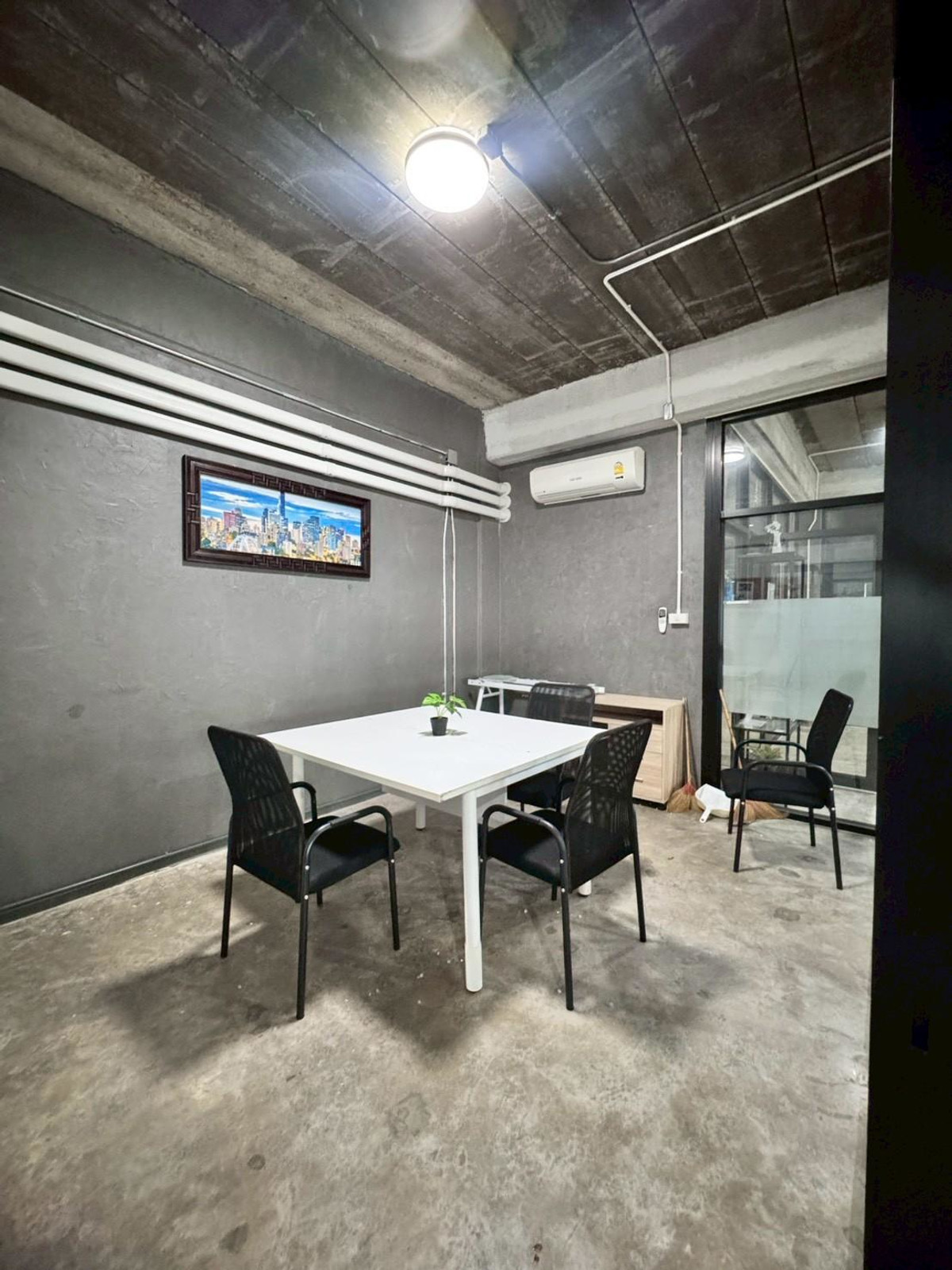 For RentOfficeRamkhamhaeng, Hua Mak : Office space for rent, 5th floor, beautiful open building, suitable for doing business. Next to Ramkhamhaeng Road (N.1923)