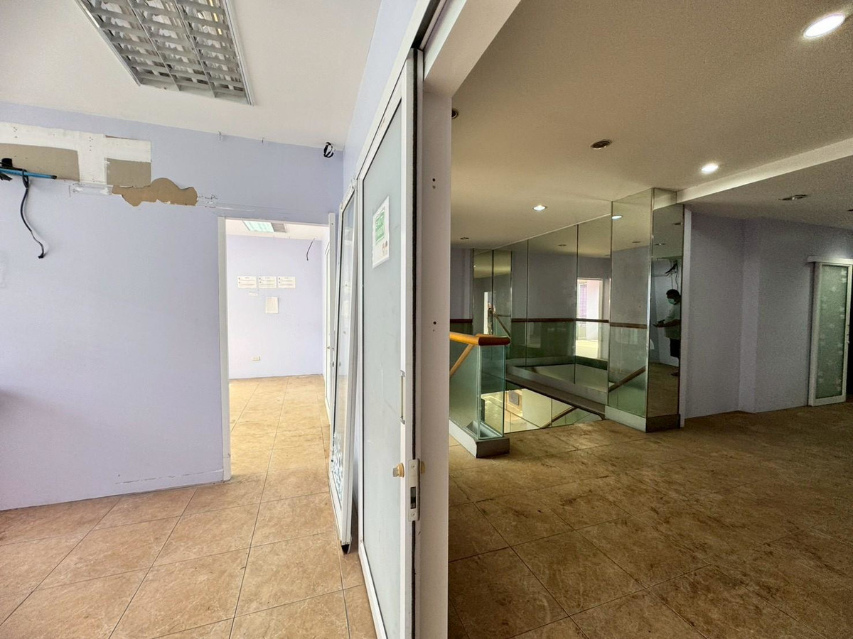 For RentOfficeRamkhamhaeng, Hua Mak : Office space for rent, 1st floor and mezzanine, beautiful open building, next to Ramkhamhaeng Road (N.1920)