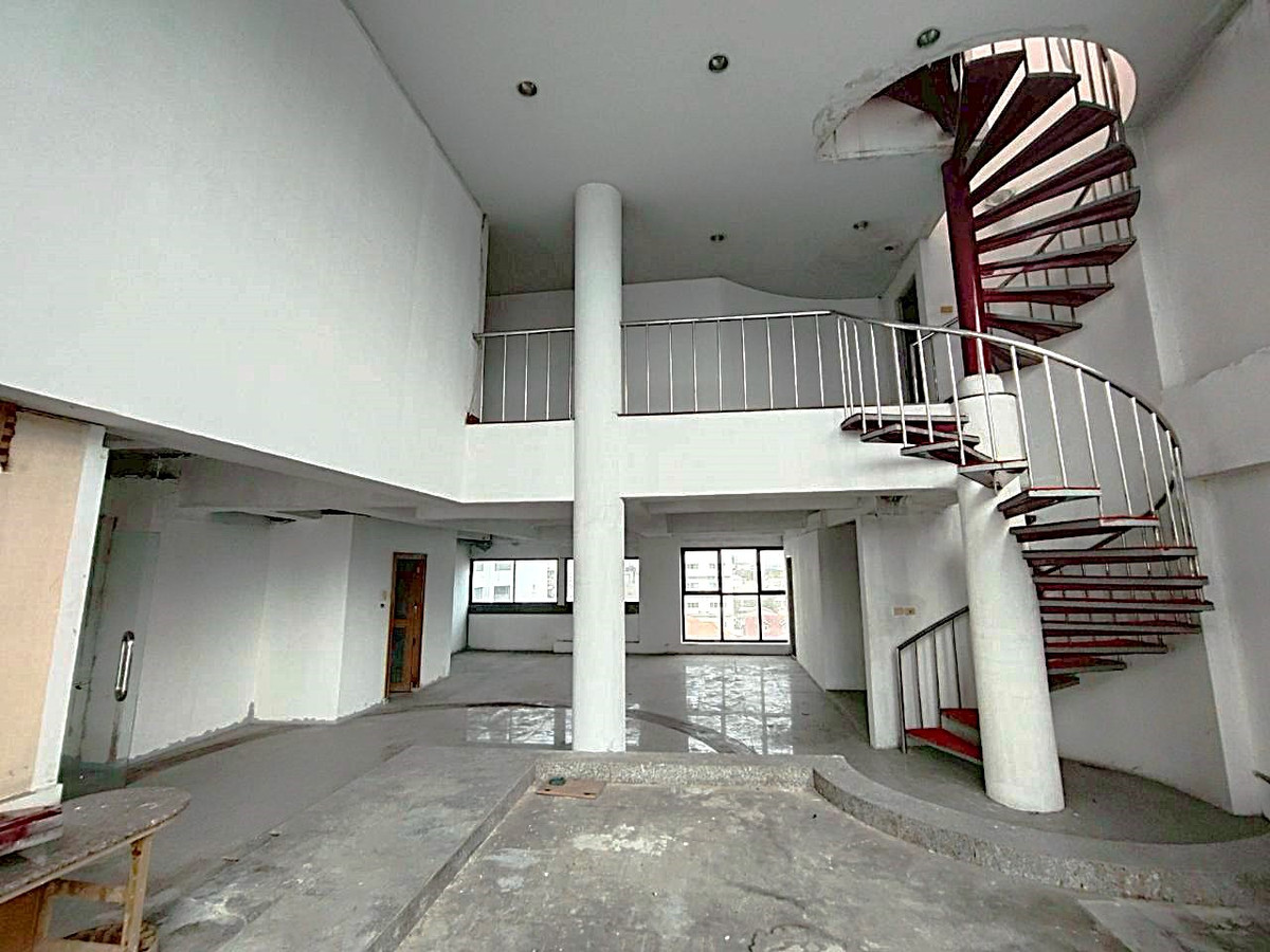 For RentShop HouseRama9, Petchburi, RCA : 🏢 A 7-storey building with a solid structure, located on Rama 9 Road 💥  Special Price 💥 ** NO CO-AGENT ** 