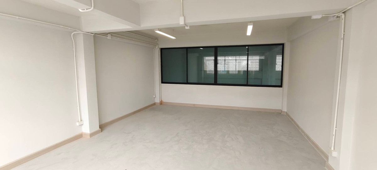 For RentOfficeBangna, Bearing, Lasalle : ✨Rent | Commercial building Bearing, 400 sqm, BTS Bearing, MRT Si Bearing Yellow Line, warehouse office, 3-phase electricity, epoxy flooring, e-commerce space, SME office, Bang Na area, BITEC nearby