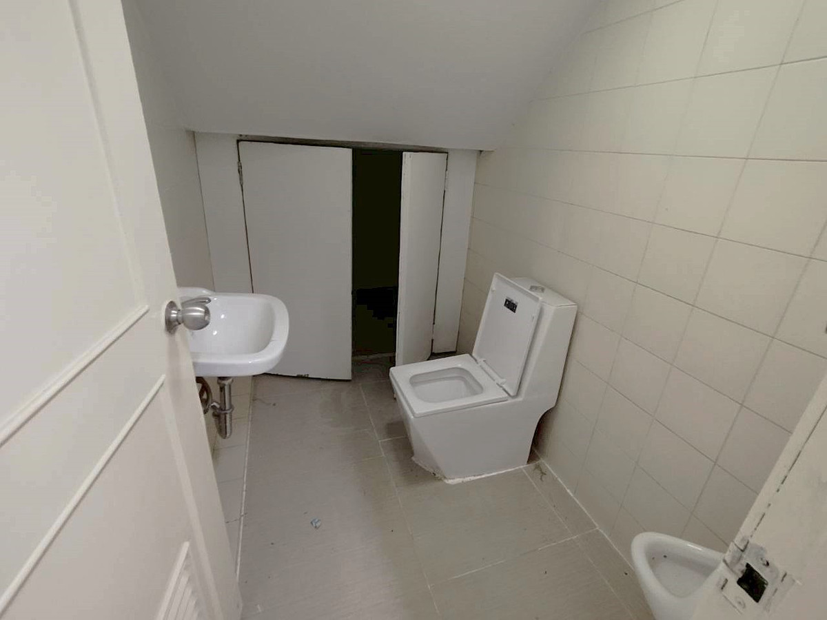 For RentShop HouseRama9, Petchburi, RCA : 🏢 A 7-storey building with a solid structure, located on Rama 9 Road 💥  Special Price 💥 ** NO CO-AGENT ** 