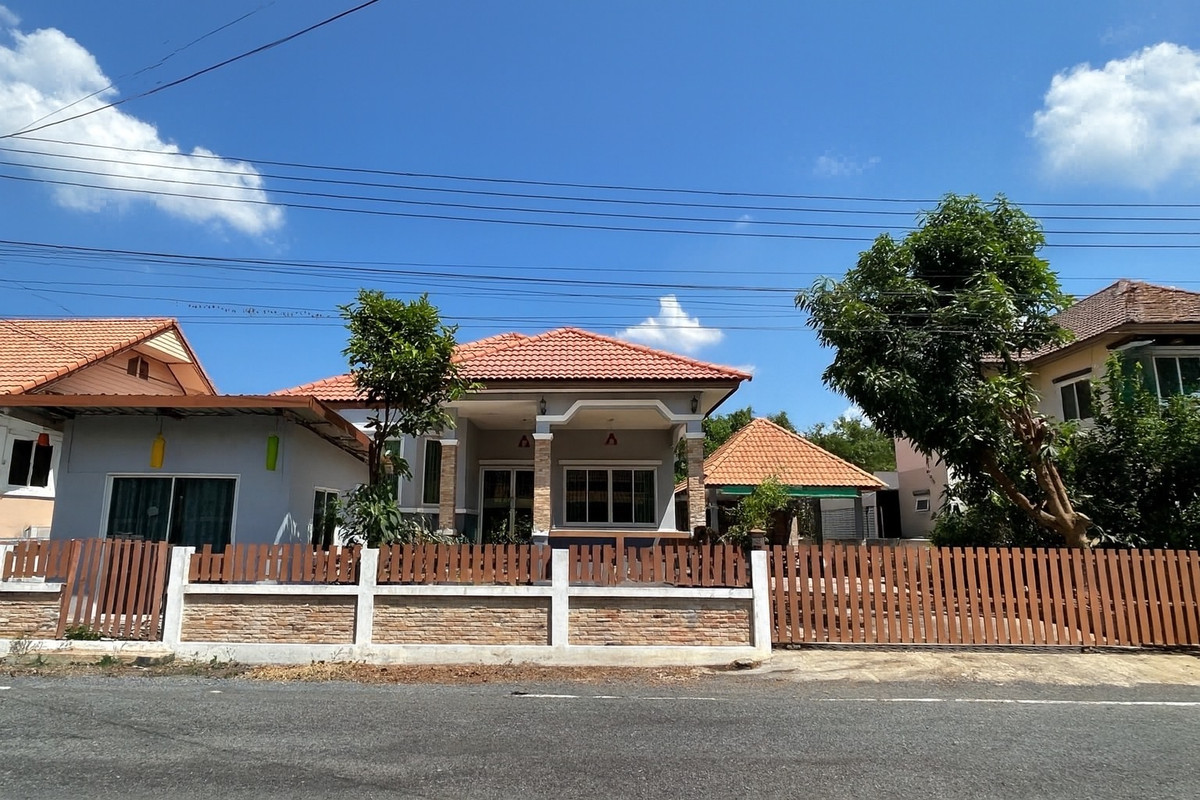 ขายบ้านลพบุรี : 🏠🏠ขายบ้านพักอาศัย หมู่บ้าน วรดา 1 ต.นิคมสร้างตนเอง อ.เมือง จ.ลพบุรี ขนาดที่ดิน 100 ตารางวา ตัวบ้านมี 3 ห้องนอน 2 ห้องน้ำ พร้อมที่จอดรถได้ 2 คัน