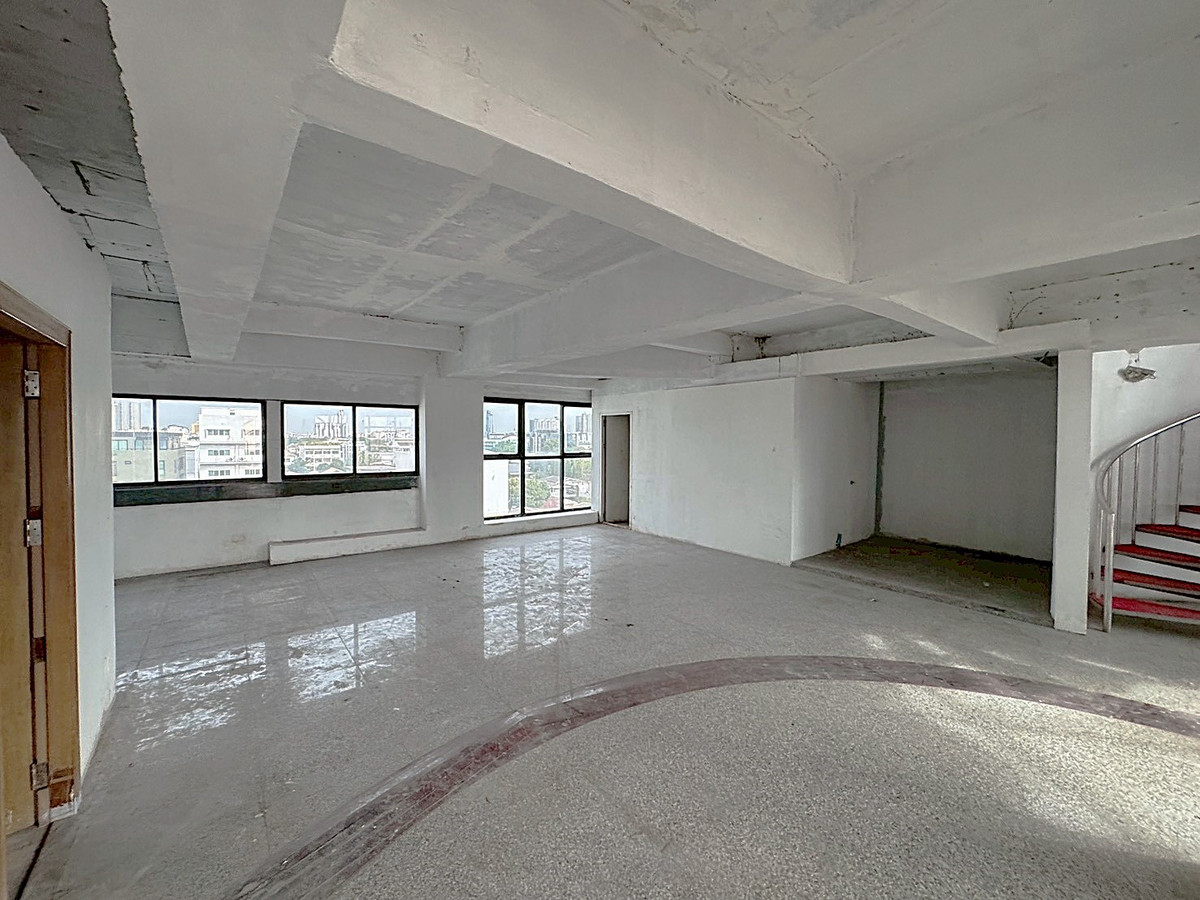 For RentShop HouseRama9, Petchburi, RCA : 🏢 A 7-storey building with a solid structure, located on Rama 9 Road 💥  Special Price 💥 ** NO CO-AGENT ** 