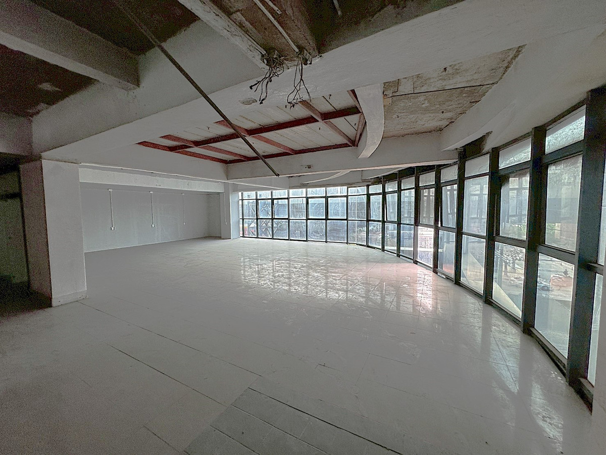 For RentShop HouseRama9, Petchburi, RCA : 🏢 A 7-storey building with a solid structure, located on Rama 9 Road 💥  Special Price 💥 ** NO CO-AGENT ** 