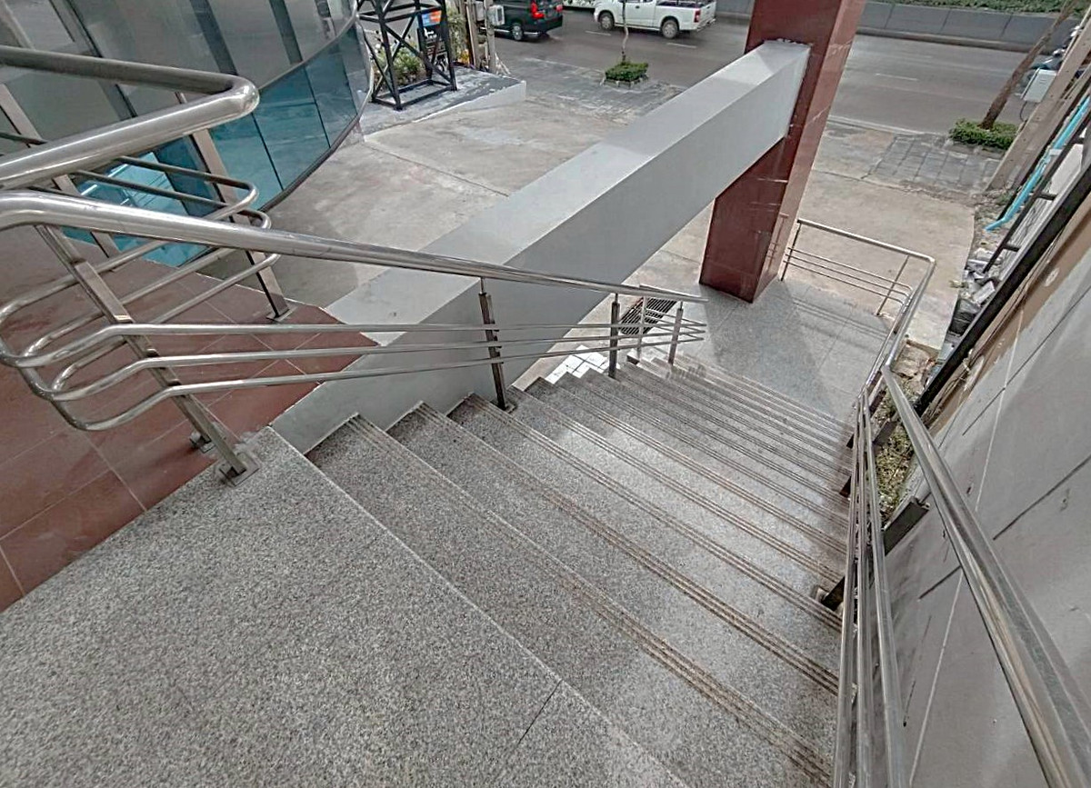 For RentShop HouseRama9, Petchburi, RCA : 🏢 A 7-storey building with a solid structure, located on Rama 9 Road 💥  Special Price 💥 ** NO CO-AGENT ** 