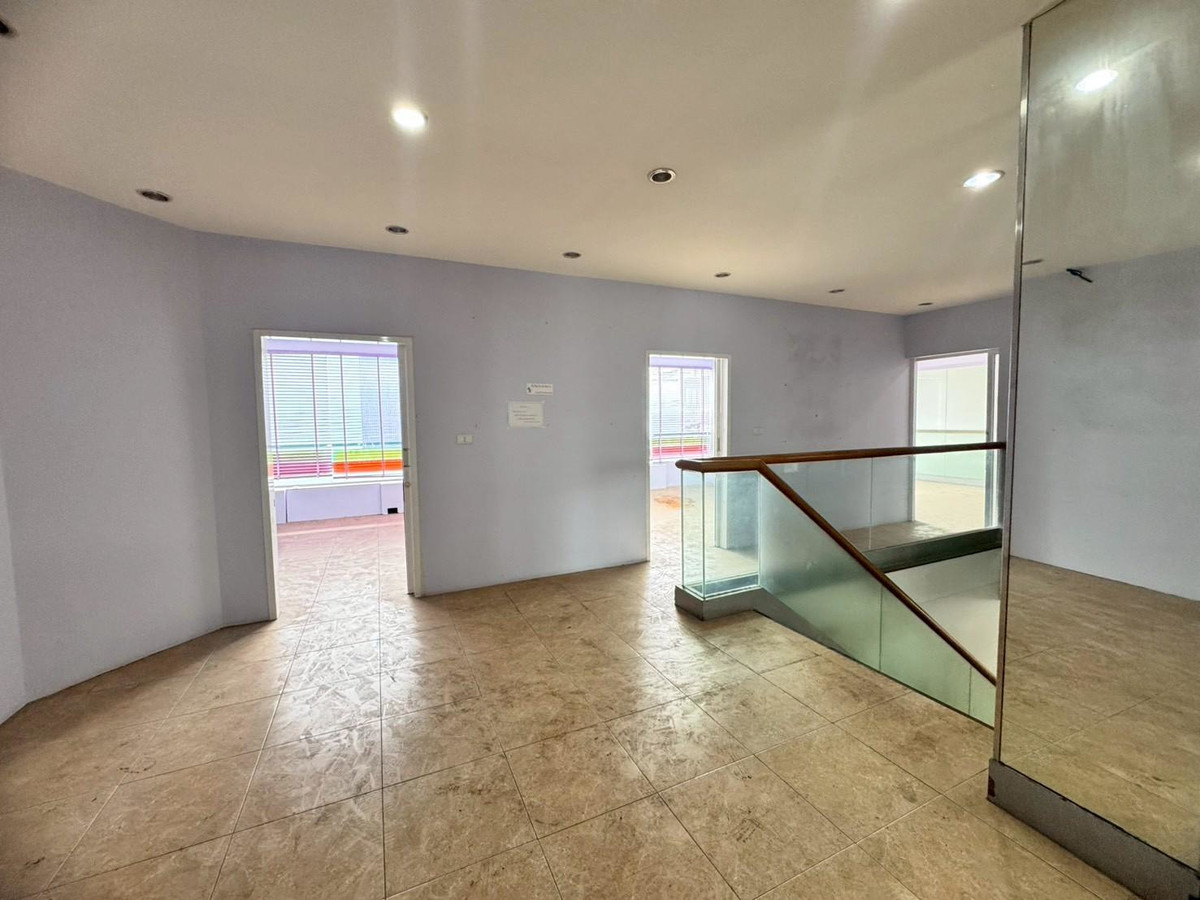 For RentOfficeRamkhamhaeng, Hua Mak : Office space for rent, 1st floor and mezzanine, beautiful open building, next to Ramkhamhaeng Road (N.1920)