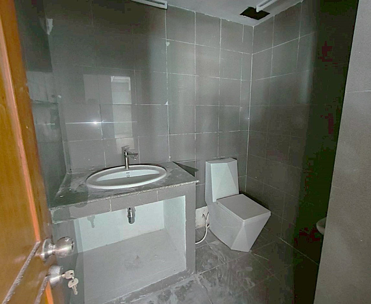 For RentShop HouseRama9, Petchburi, RCA : 🏢 A 7-storey building with a solid structure, located on Rama 9 Road 💥  Special Price 💥 ** NO CO-AGENT ** 