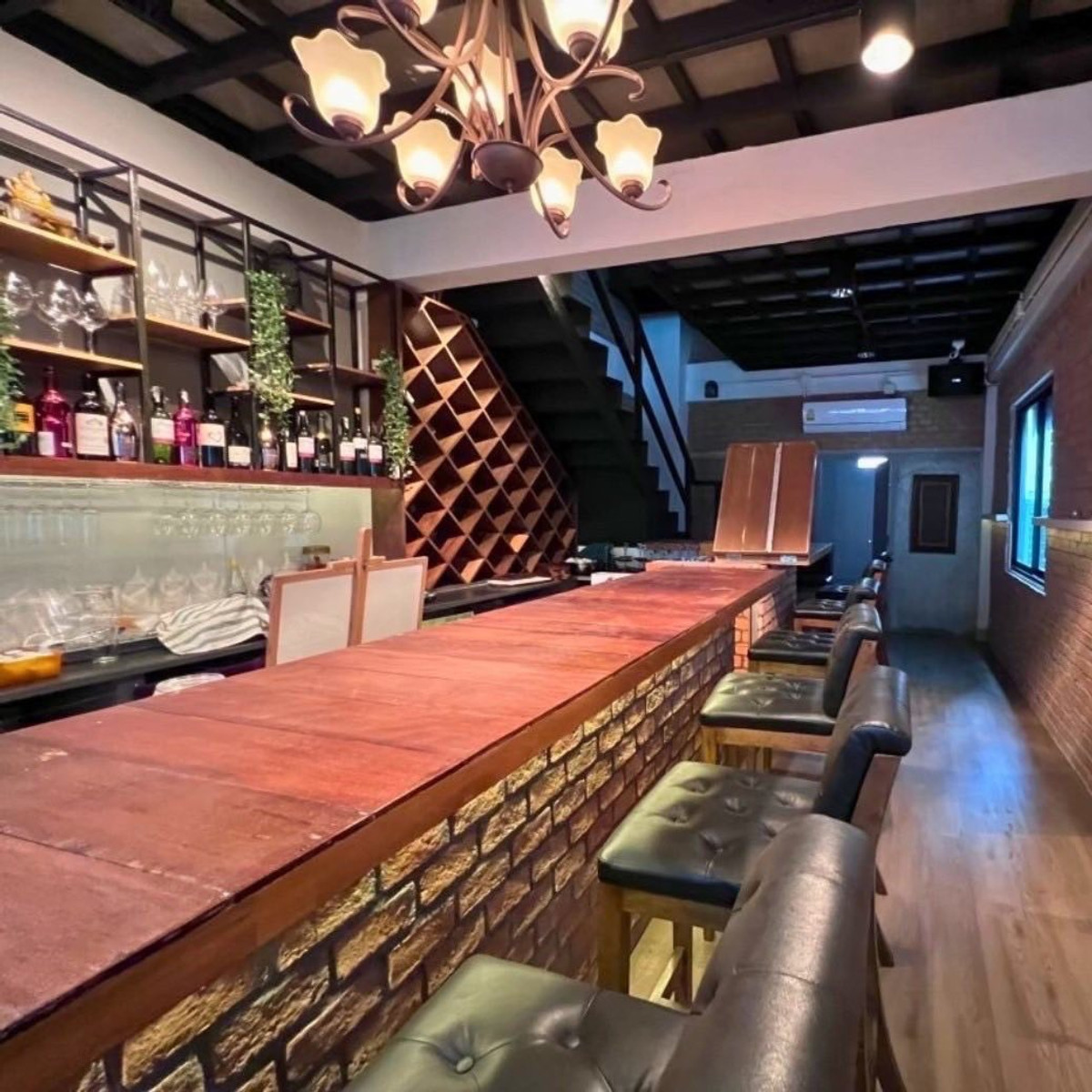 For SaleTownhomeRatchadapisek, Huaikwang, Suttisan : FOR SALE TOWNHOME, 4 floors, parking for 1 car. Every once in a while someone will be willing to release a house in this location. Reserve now.