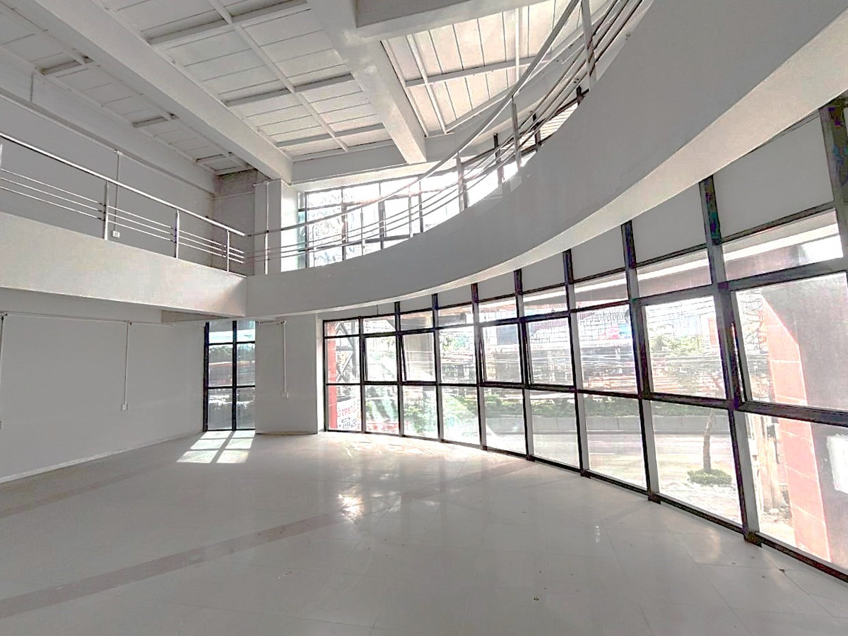 For RentShop HouseRama9, Petchburi, RCA : 🏢 A 7-storey building with a solid structure, located on Rama 9 Road 💥  Special Price 💥 ** NO CO-AGENT ** 