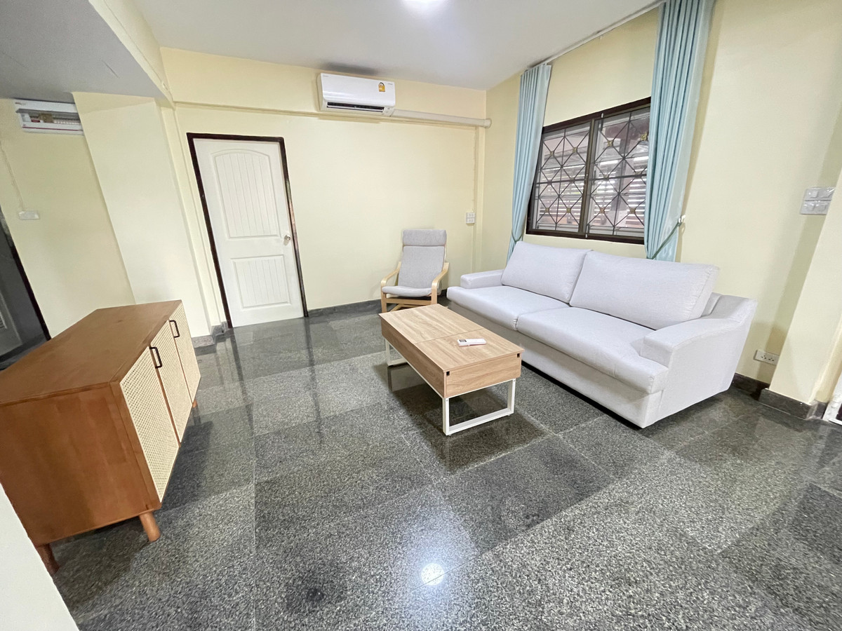 For SaleHousePathum Thani,Rangsit, Thammasat : The village is next to the main road. Convenient up and down the expressway, can park many cars.