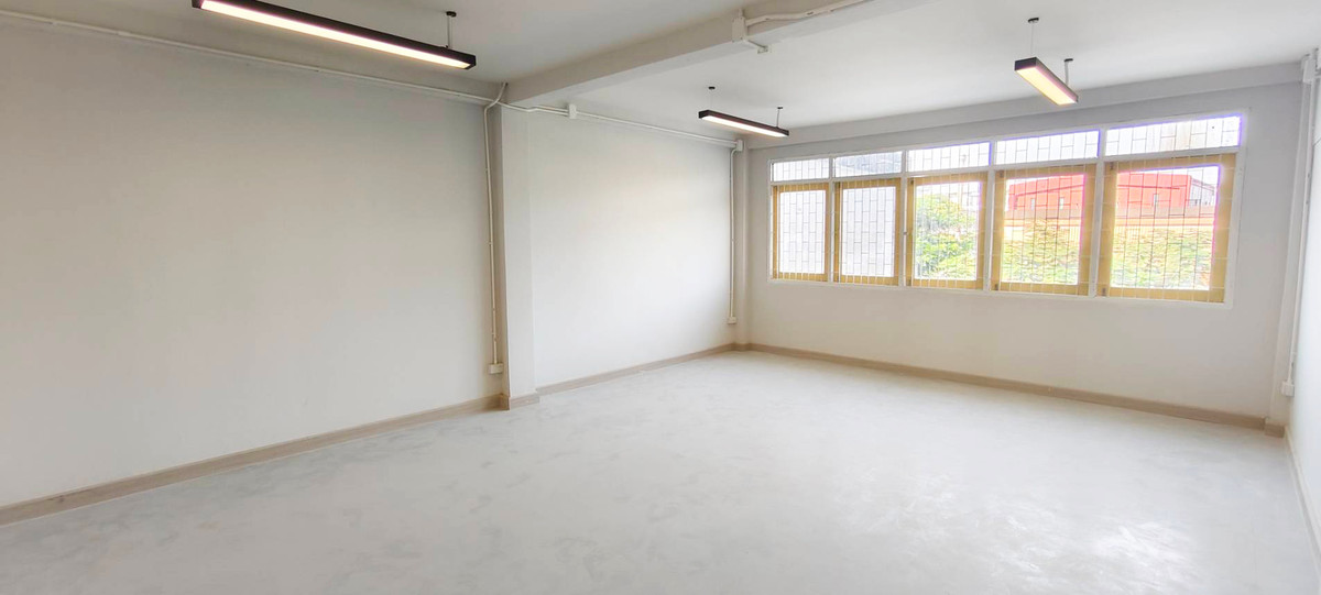 For RentOfficeBangna, Bearing, Lasalle : ✨Rent | Commercial building Bearing, 400 sqm, BTS Bearing, MRT Si Bearing Yellow Line, warehouse office, 3-phase electricity, epoxy flooring, e-commerce space, SME office, Bang Na area, BITEC nearby